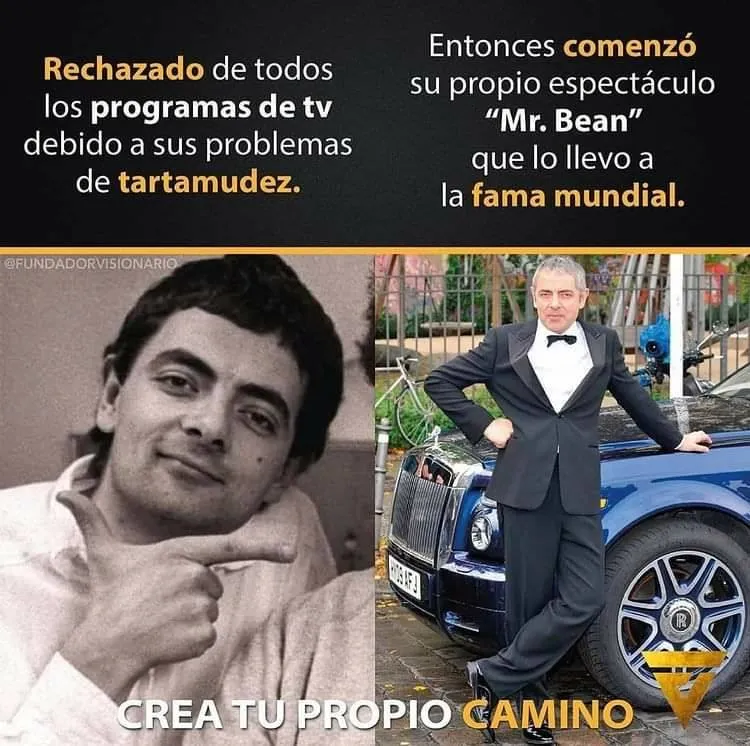 La imagen muestra a Rowan Atkinson, conocido por su papel de Mr. Bean. En la primera foto, aparece joven, con una camisa blanca y un chaleco, apuntando con el dedo hacia la derecha. En la segunda foto, aparece más mayor, con un traje negro y una pajarita blanca, apoyado en un coche de lujo.